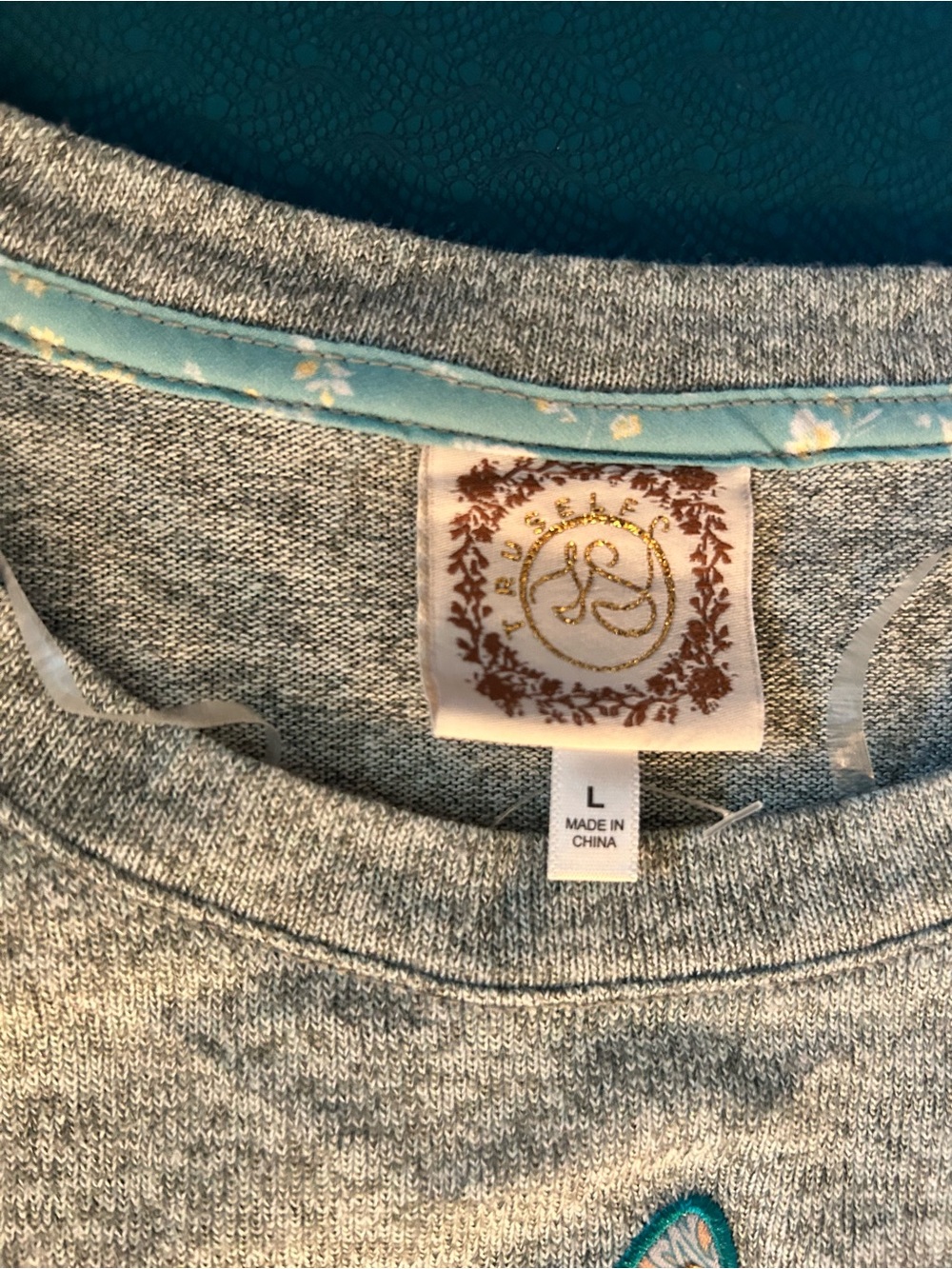 Tru Self Butterfly NWT Embroidered Short Sleeve Top Gray Size Large - Picture 6 of 8